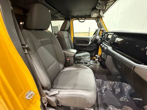 Used 2019 Jeep Wrangler Unlimited Sahara image 11