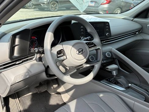 Certified 2023 Hyundai Elantra SE w/ Preferred Accessory Package image 12