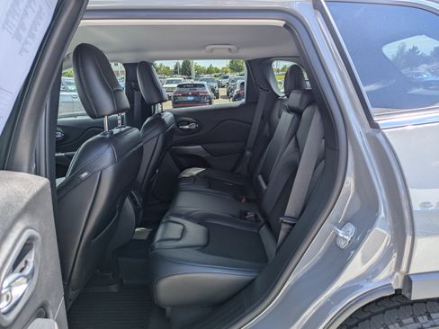 Used 2019 Jeep Cherokee Latitude Plus w/ Cold Weather Group AWD/4WD image 30