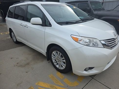 Used 2016 Toyota Sienna Limited image 14
