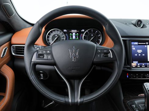 Certified 2023 Maserati Levante GT AWD/4WD image 17