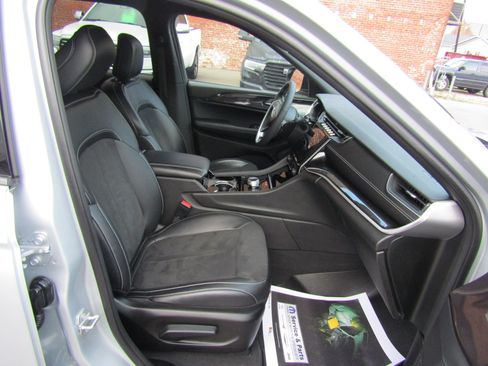 Used 2023 Jeep Grand Cherokee L Laredo image 16