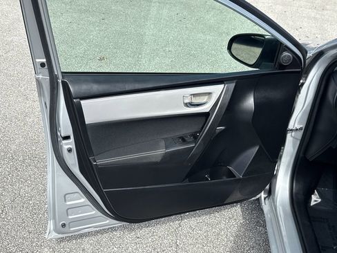 Used 2018 Toyota Corolla LE image 11