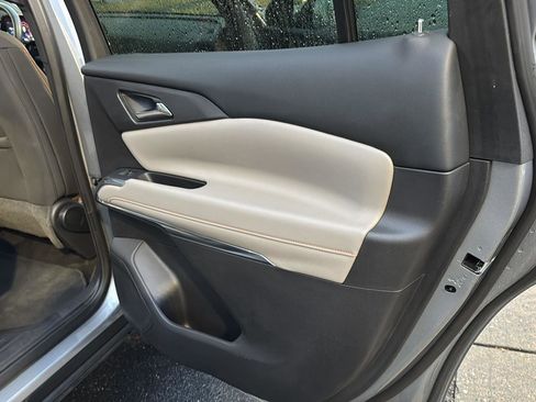 Used 2025 Chevrolet Traverse LT image 13