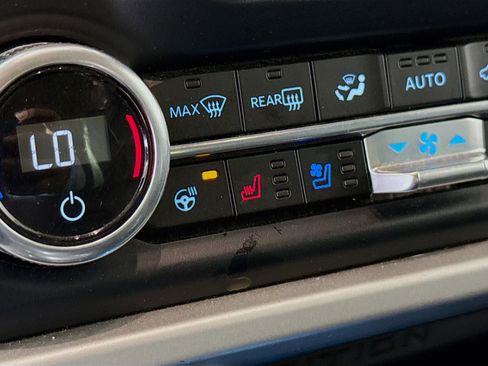 Used 2023 Ford Expedition XLT image 25