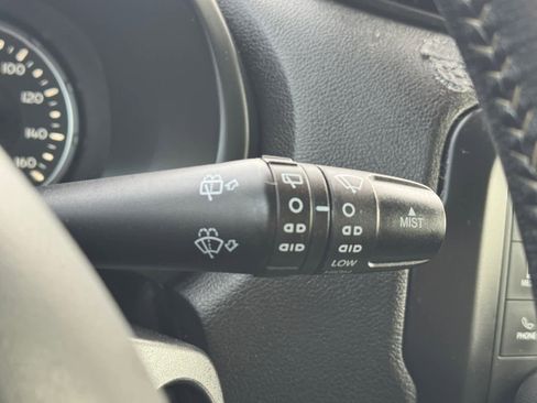 Used 2015 Jeep Renegade Limited image 19