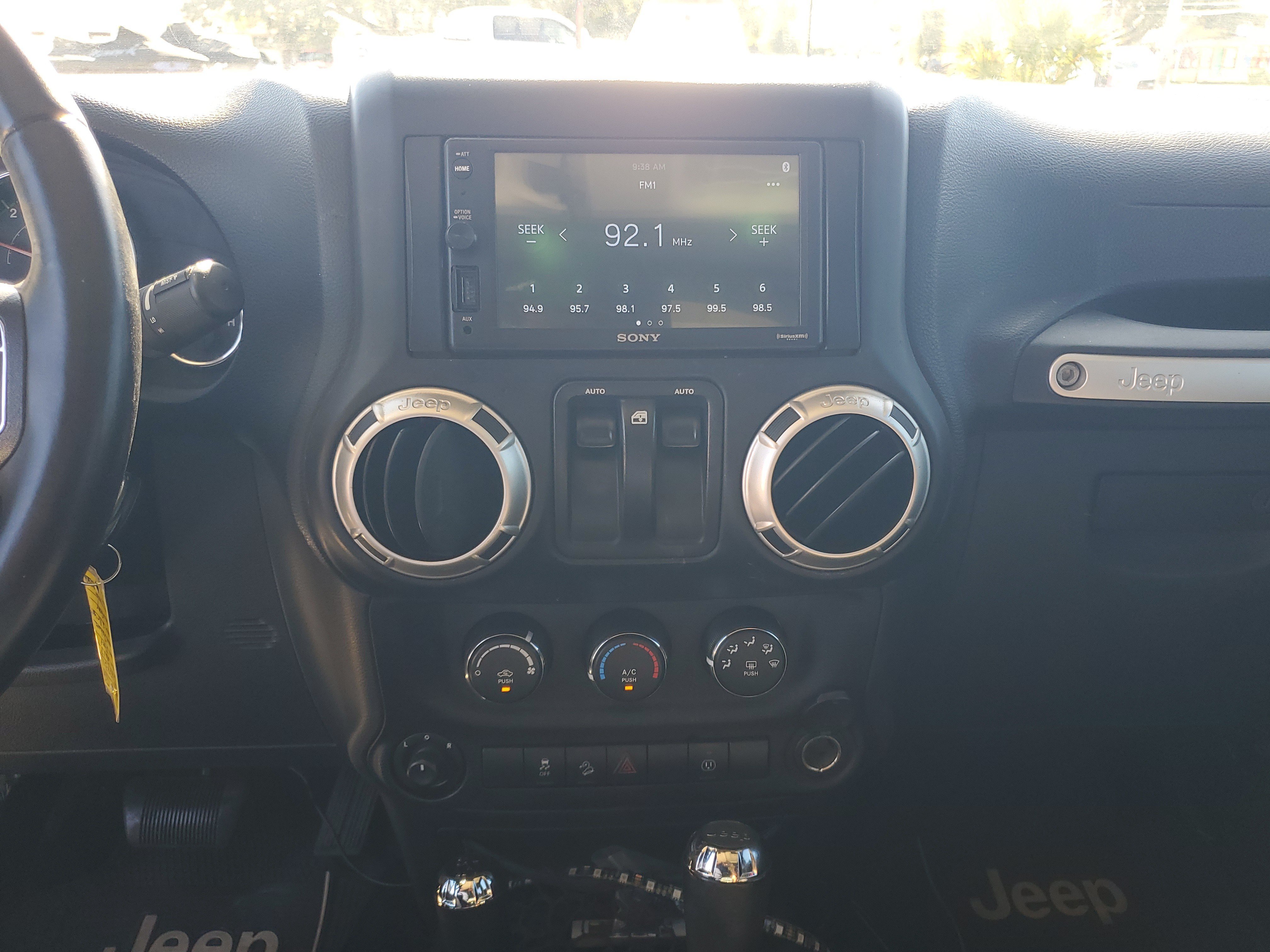 Used 2017 Jeep Wrangler Sahara w/ Connectivity Group AWD/4WD image 20