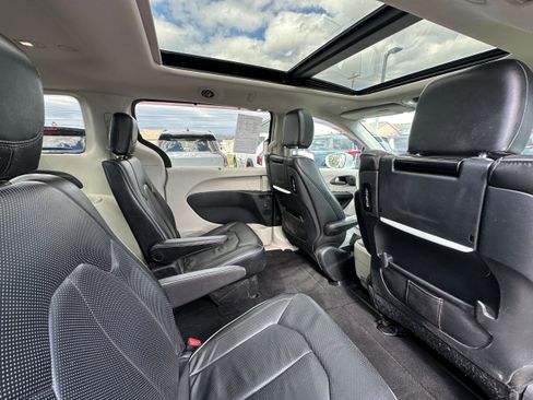 Used 2018 Chrysler Pacifica Limited image 17