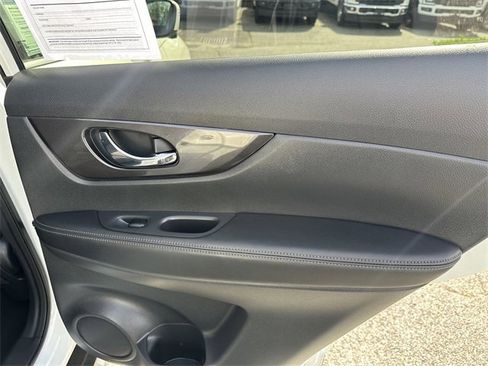 Used 2019 Nissan Rogue SV w/ Premium Package image 39