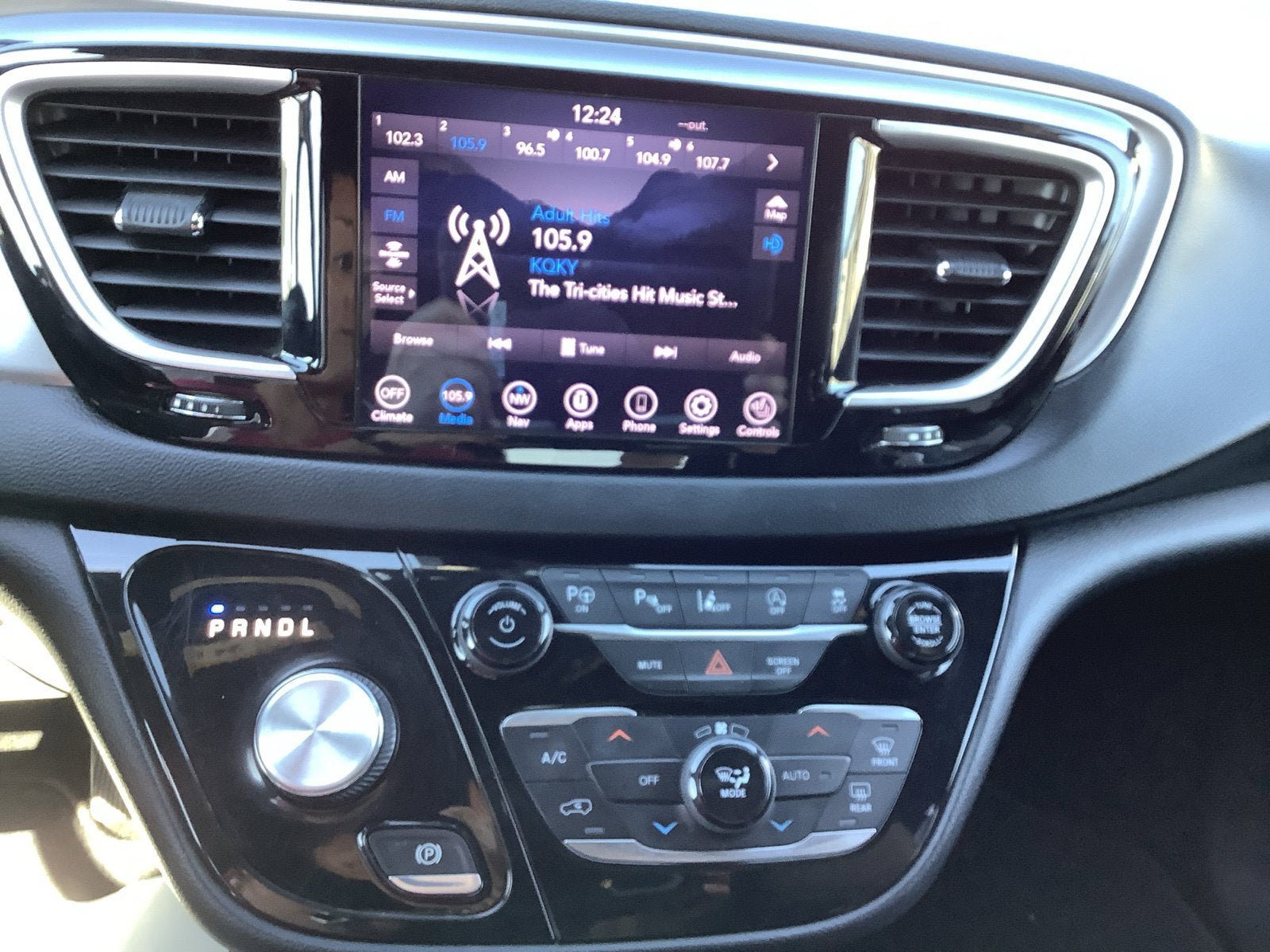 Used 2020 Chrysler Pacifica Touring-L w/ Advanced Safetytec Group AWD/4WD image 14