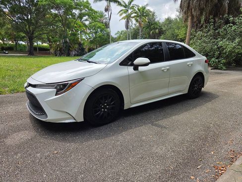 Used 2022 Toyota Corolla LE FWD image 3