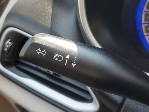 Used 2023 Chrysler Pacifica Touring-L FWD image 14