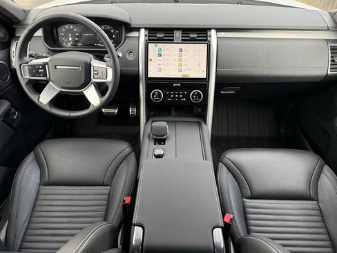 Certified 2025 Land Rover Discovery Dynamic SE image 17