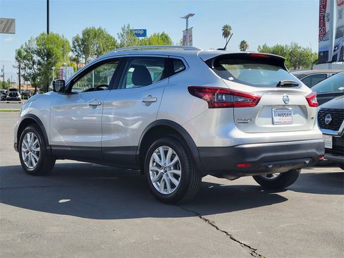 Used 2022 Nissan Rogue Sport SV image 2