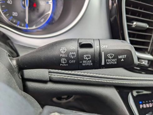 Used 2025 Chrysler Pacifica Limited image 32