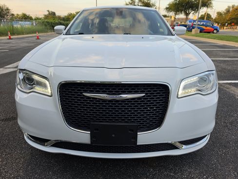 Used 2017 Chrysler 300 Limited RWD image 2