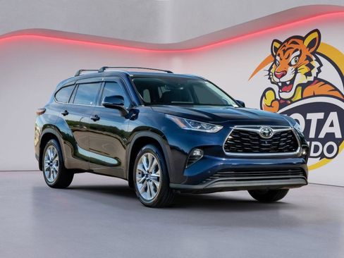 Used 2021 Toyota Highlander Limited AWD/4WD image 3