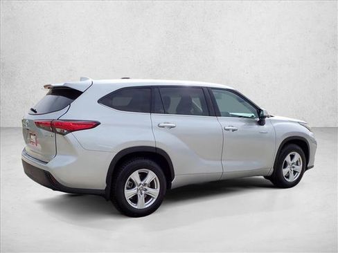 Used 2021 Toyota Highlander LE AWD/4WD image 4
