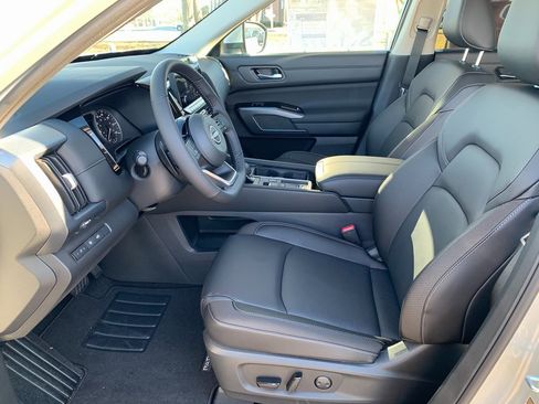 New 2025 Nissan Pathfinder SL image 11