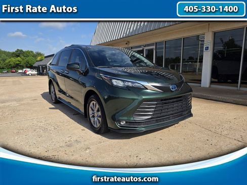 Used 2025 Toyota Sienna XLE FWD image 1