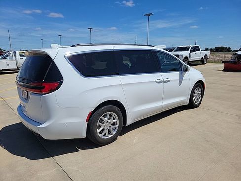 Used 2022 Chrysler Pacifica Touring-L w/ Uconnect Theater Family Group FWD image 3
