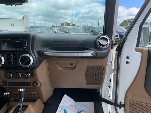 Used 2017 Jeep Wrangler Unlimited Sahara w/ Connectivity Group AWD/4WD image 26