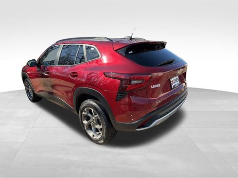 Used 2025 Chevrolet Trax LT FWD image 7
