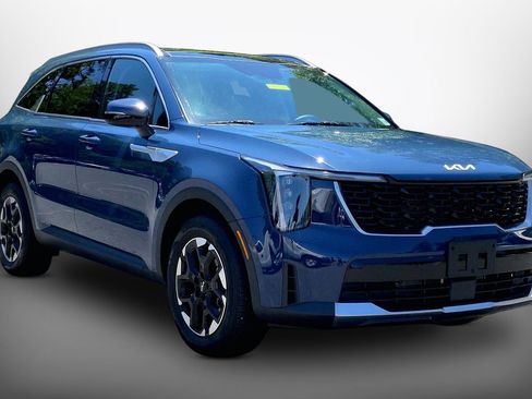 Used 2024 Kia Sorento S w/ Panoramic Sunroof Package FWD image 3