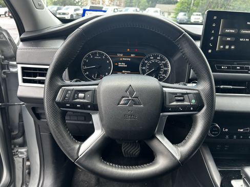 Used 2025 Mitsubishi Outlander SE FWD image 11