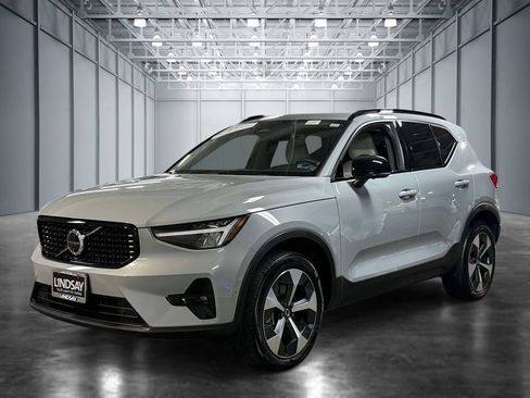 Used 2024 Volvo XC40 B5 Plus AWD/4WD image 1