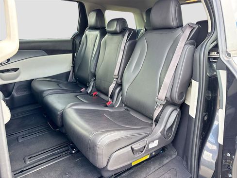 Used 2022 Kia Carnival LX FWD image 23