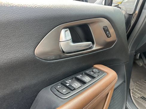 Used 2017 Chrysler Pacifica Limited w/ UConnect Theater Package FWD image 17