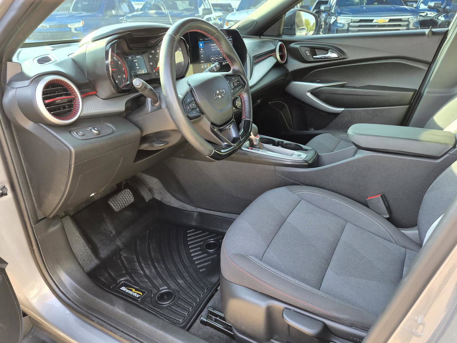Used 2025 Chevrolet Trax RS w/ Driver Confidence Package FWD image 2