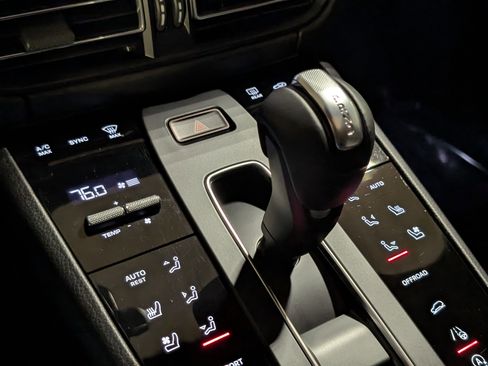 Certified 2025 Porsche Macan image 40