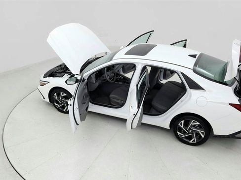 Used 2025 Hyundai Elantra SEL FWD image 22
