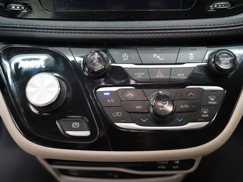 Used 2017 Chrysler Pacifica Limited w/ UConnect Theater Package FWD image 21