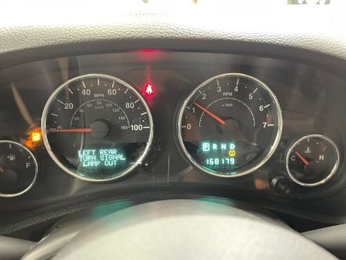 Used 2014 Jeep Wrangler Unlimited Sahara w/ Connectivity Group AWD/4WD image 21