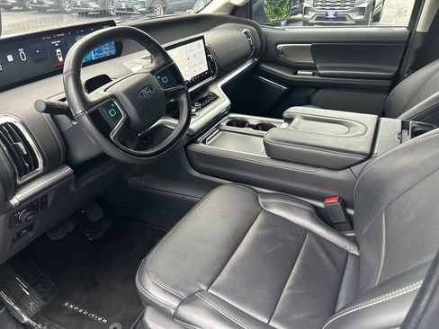 Used 2025 Ford Expedition Max Platinum AWD/4WD image 11