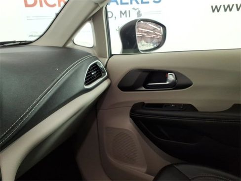 Used 2023 Chrysler Pacifica Touring-L image 21