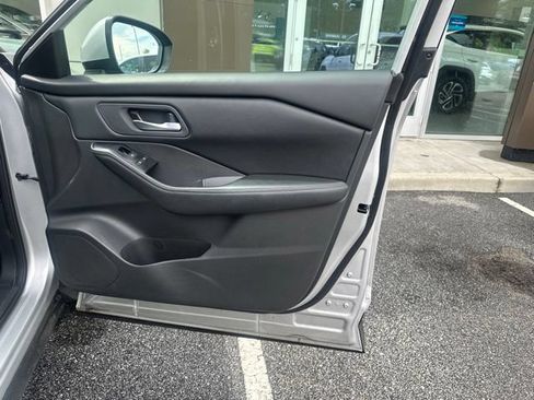 Used 2025 Nissan Rogue SV FWD image 3