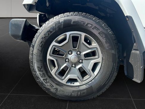 Used 2017 Jeep Wrangler Unlimited Rubicon w/ Connectivity Group AWD/4WD image 9