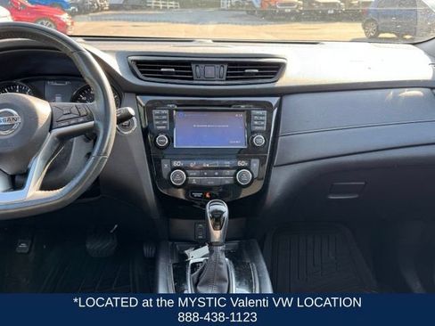 Used 2017 Nissan Rogue SV AWD/4WD image 15