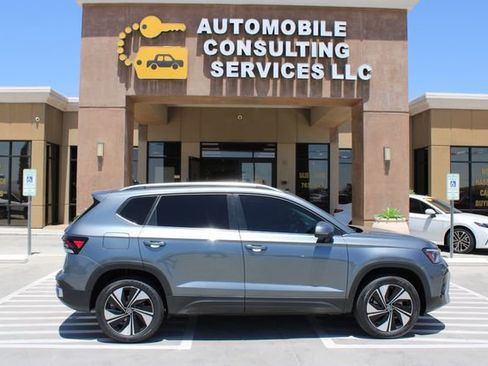 Used 2025 Volkswagen Taos SE AWD/4WD image 6