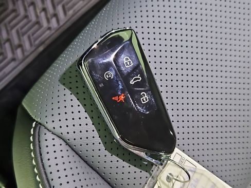 New 2026 Volkswagen Tiguan SE R-Line image 37