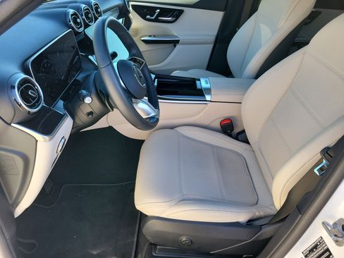 Used 2025 Mercedes-Benz GLC 300 image 4