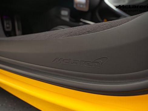 Used 2024 McLaren Artura RWD image 33