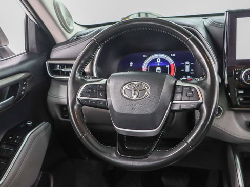 Used 2023 Toyota Highlander Limited FWD image 12