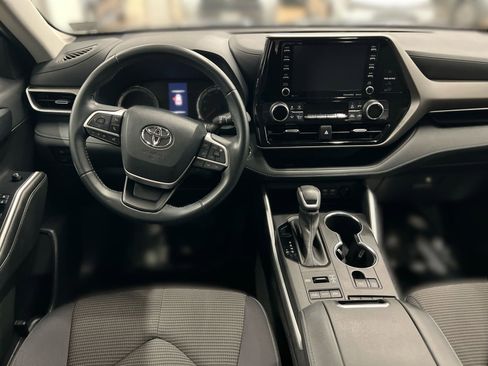 Used 2022 Toyota Highlander LE AWD/4WD image 19