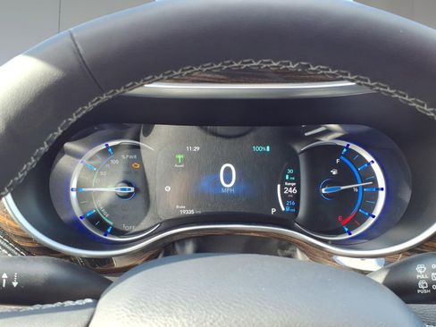 Used 2023 Chrysler Pacifica Limited w/ Uconnect Theater Family Group image 15