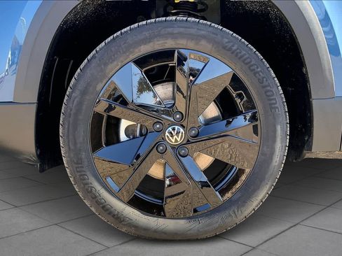 New 2026 Volkswagen Taos SE FWD image 12